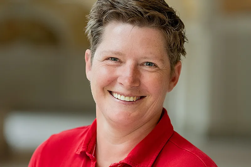 Anika Börner lächelt in die Kamera und ist Ansprechpartnerin für den ambulanten Pflegedienst bei Herzwohl