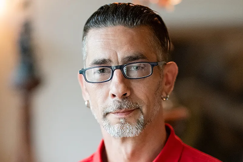 René Trippstein blickt freundlich in die Kamera und steht als Ansprechpartner für die Tagespflege bei Herzwohl zur Verfügung