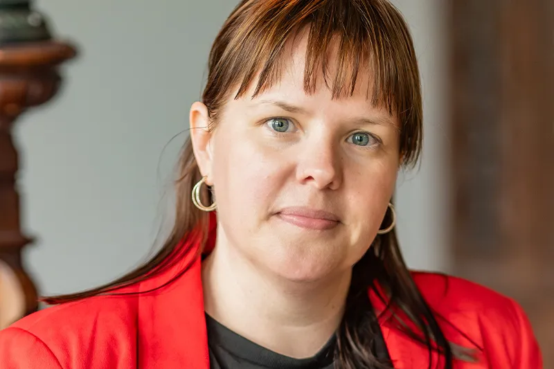 Sandra Schmidt blickt freundlich in die Kamera und steht als Ansprechpartnerin für die Pflegeberatung bei Herzwohl zur Verfügung
