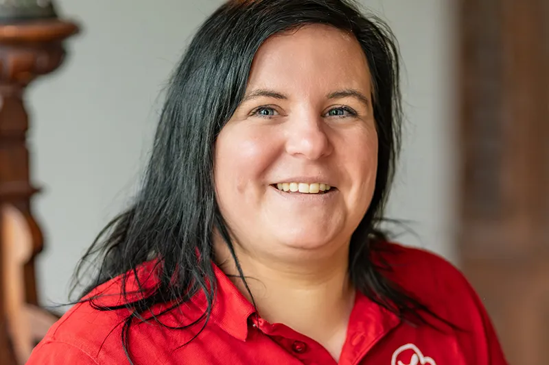 Stefanie Vonnoe blickt freundlich in die Kamera und steht als Ansprechpartnerin für Praxisanleitung & Fachliche Entwicklung von Herzwohl zur Verfügung