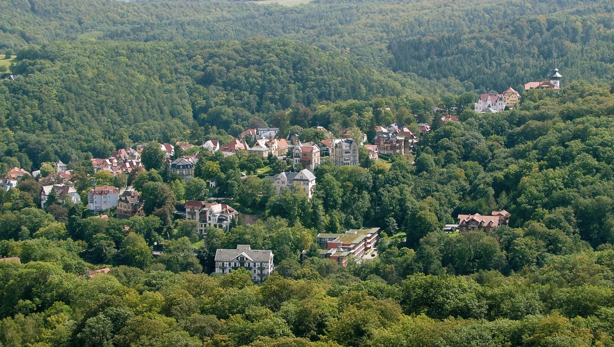 Blick über das Südviertel von Eisenach mit grüner Landschaft und Wohngebieten