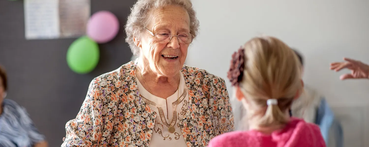 Seniorin nimmt aktiv an einer gemeinschaftlichen Tanzrunde teil und erlebt Freude, Bewegung und soziale Nähe