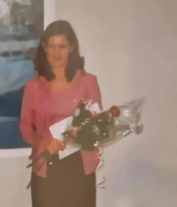 Nancy Lückert mit Blumenstrauß beim Abschluss ihrer Ausbildung