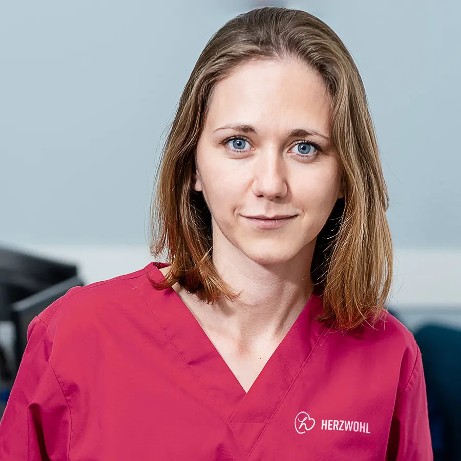 Pflegeauszubildende von Herzwohl blickt in die Kamera und steht für einen praxisnahen Einstieg in den Pflegeberuf