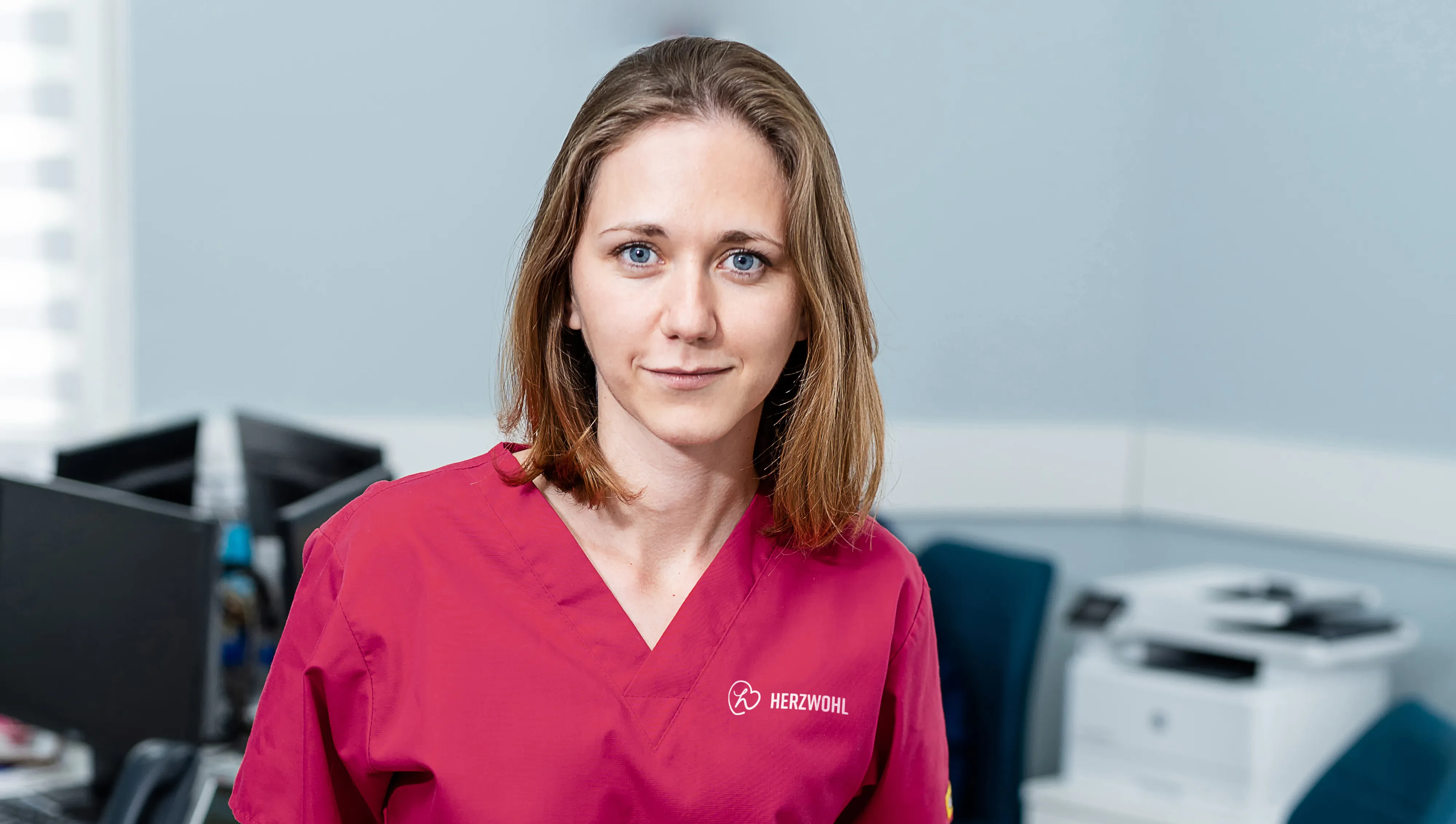 Pflegeauszubildende von Herzwohl blickt in die Kamera und steht für einen praxisnahen Einstieg in den Pflegeberuf