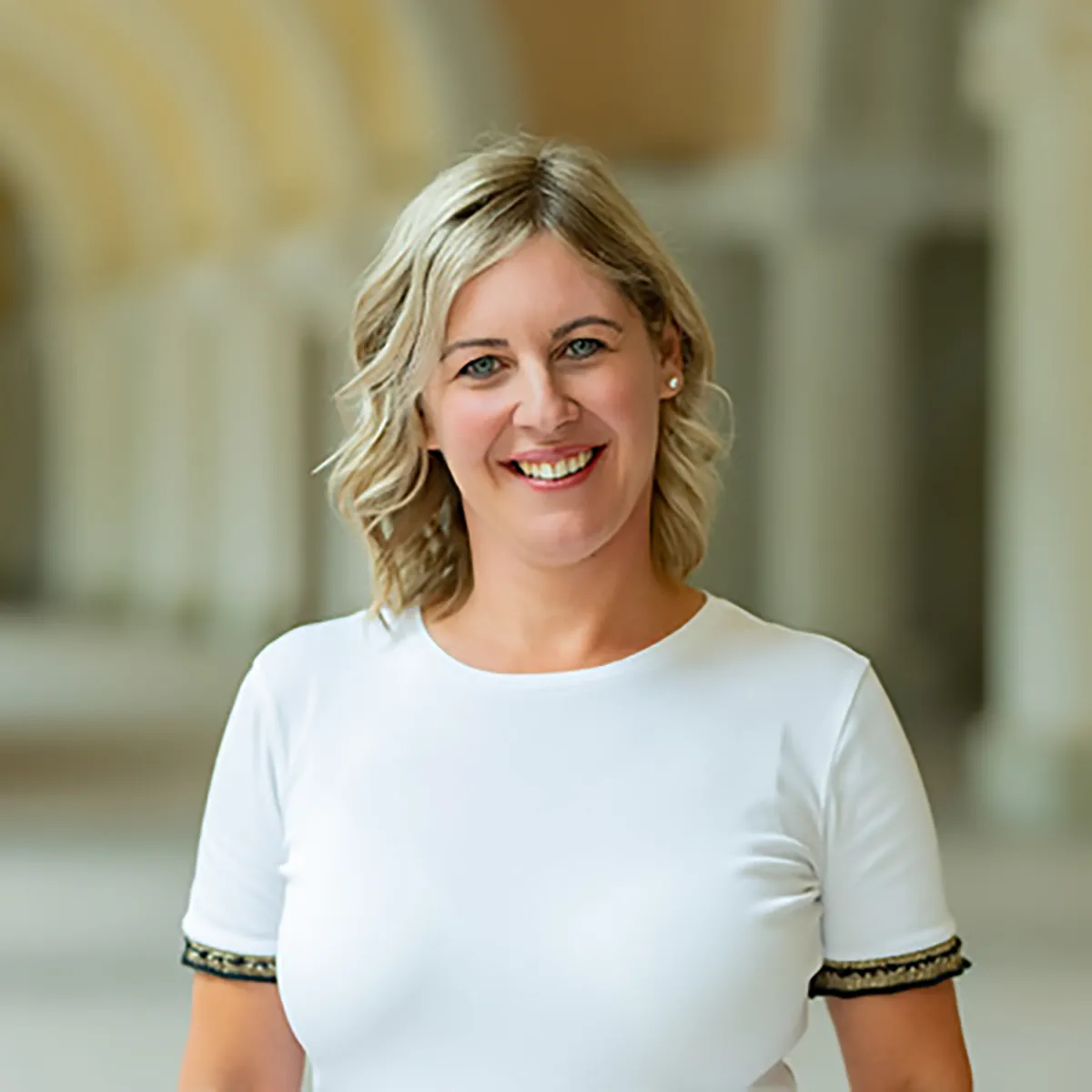 Nancy Lückert lächelt in die Kamera und steht als Ansprechpartnerin für Herzwohl und eine menschliche Pflegephilosophie