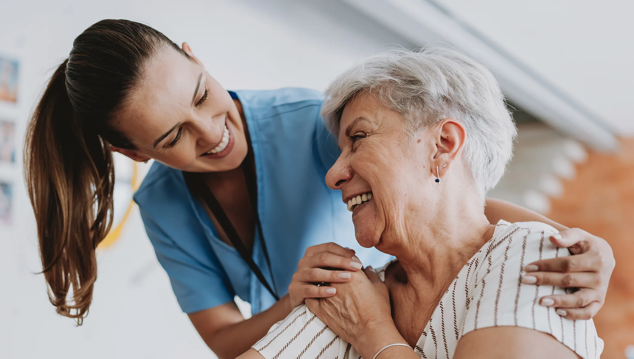 Pflegekraft von Herzwohl betreut eine Seniorin zuhause und unterstützt sie liebevoll im täglichen Pflegealltag