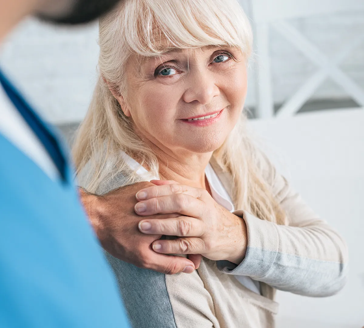 Seniorin wird in der Tagespflege herzlich betreut und erlebt persönliche Zuwendung und Sicherheit im Alltag