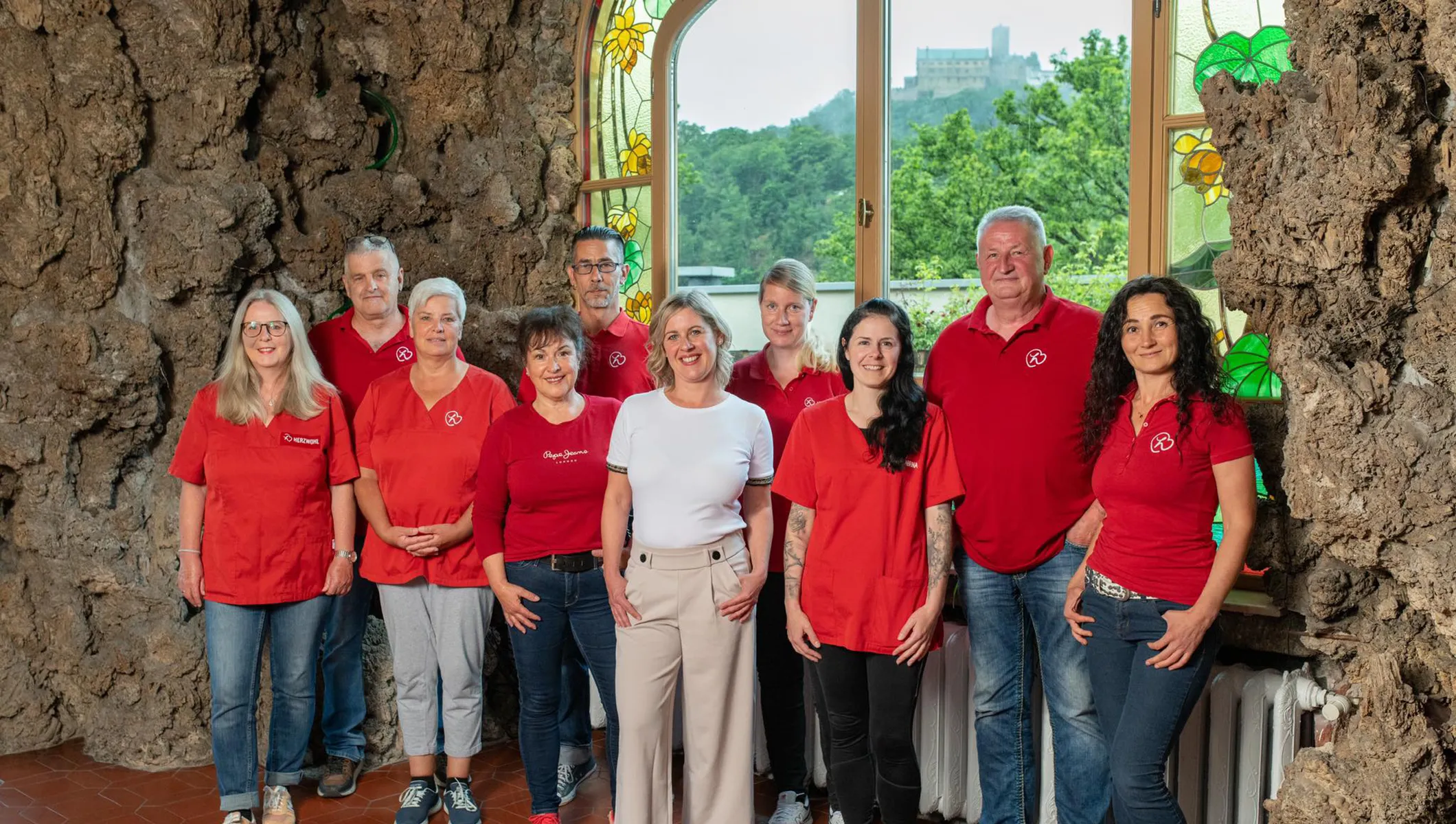 Team der Herzwohl Tagespflege steht gemeinsam in einem hellen Raum und zeigt Zusammenhalt und Engagement