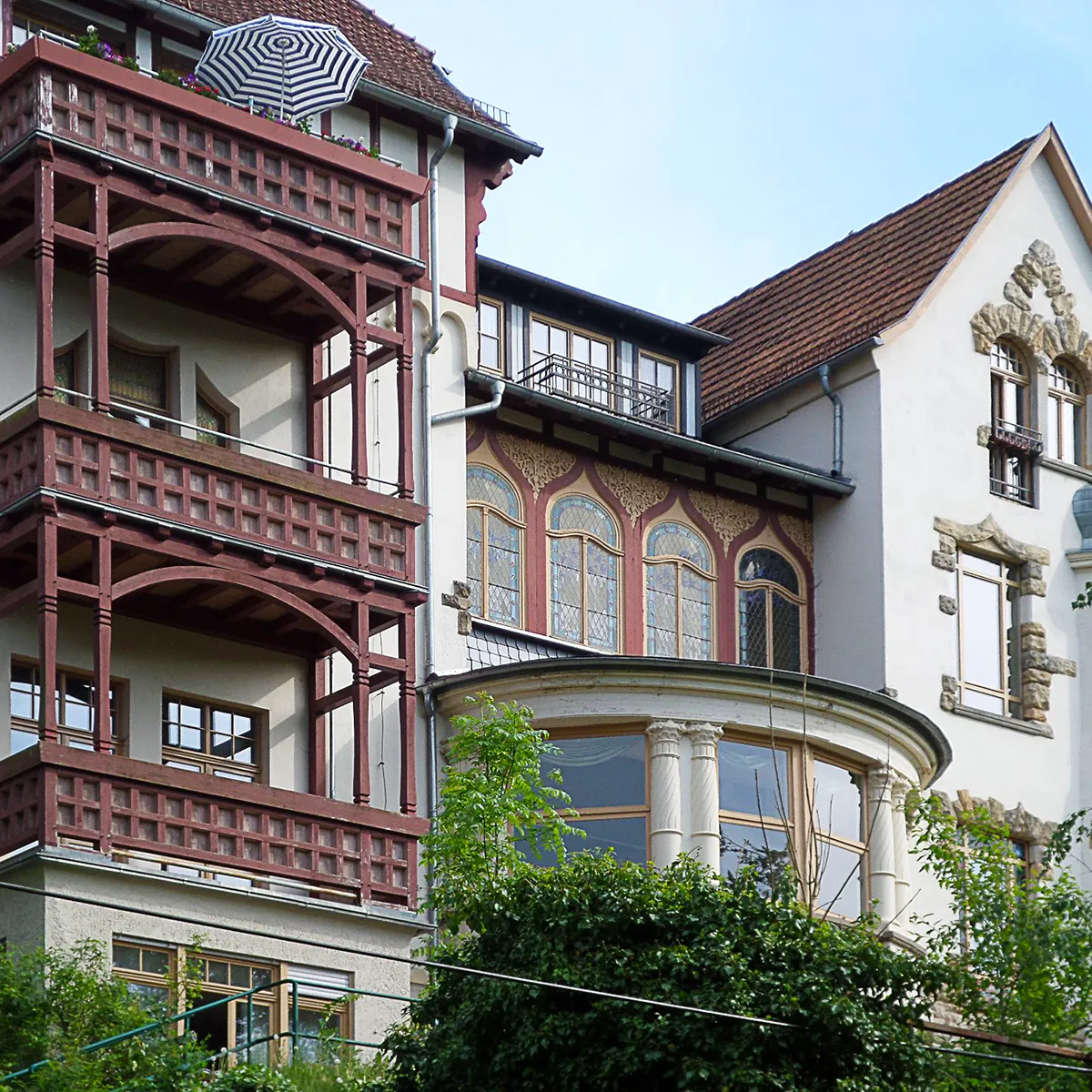 Historisches Gebäude der Villa Felseneck mit Balkonen und Fassade als Standort und Teil der Geschichte von Herzwohl