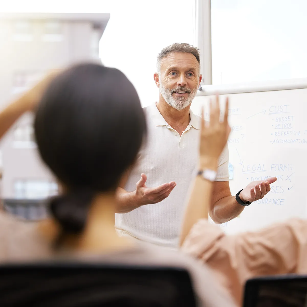 Mitarbeiter tauschen sich in einem hellen Raum aus und gestalten gemeinsam Konzepte für Betreuung und Zusammenarbeit